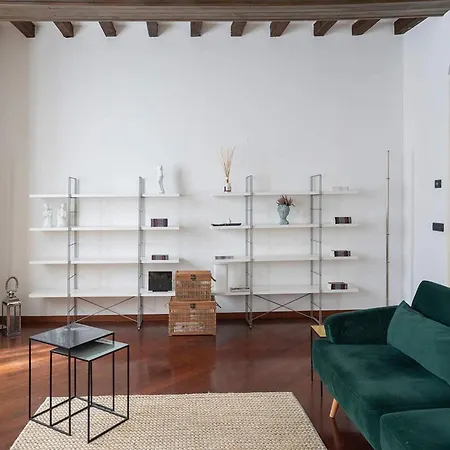 Chic In Cental Apartment
