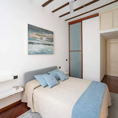 Spacious Flat W Wooden Beams - Porta Venezia Apartamento Milão